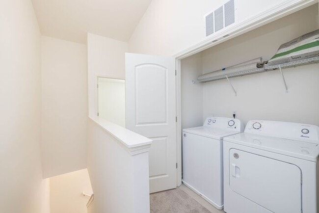 Building Photo - Beautiful Modern 2-Bedroom Townhome AVAILABLE NOW