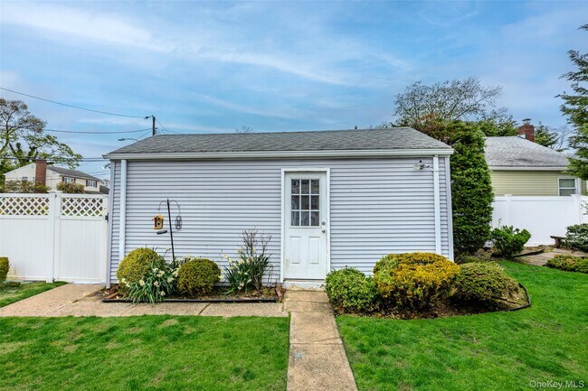 Building Photo - 25 E Shore Dr