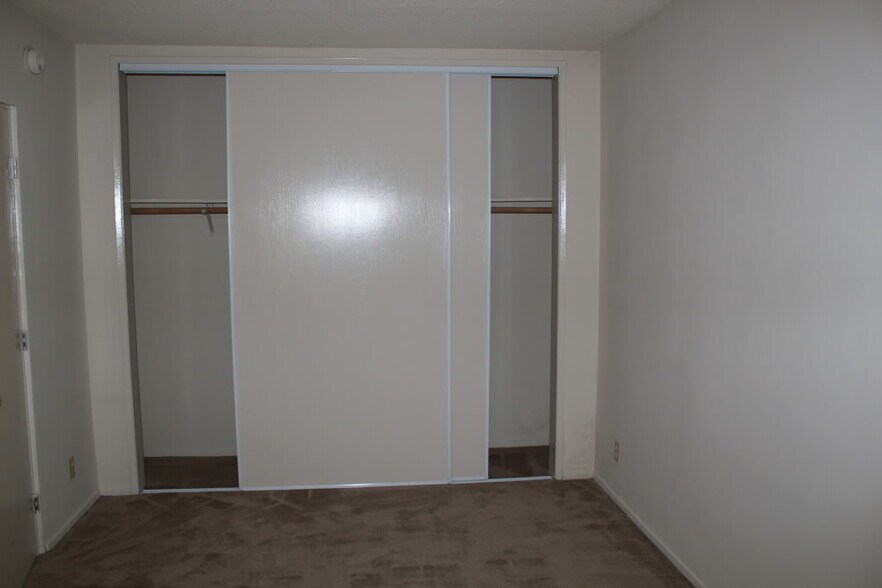 Building Photo - 15444 Vanowen St