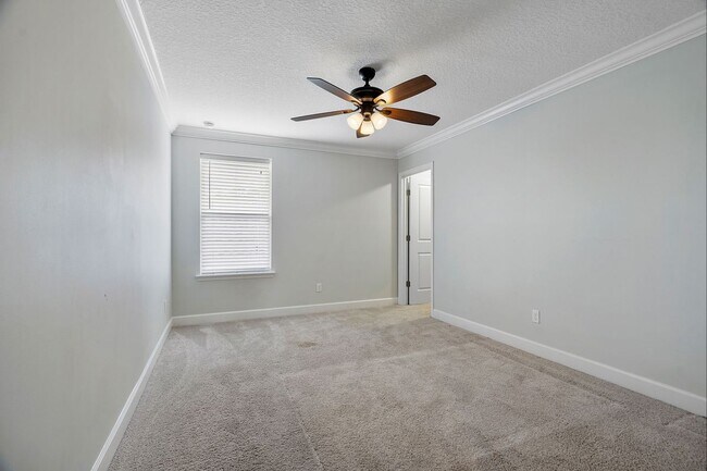 Building Photo - 150 Whisper Rock Dr