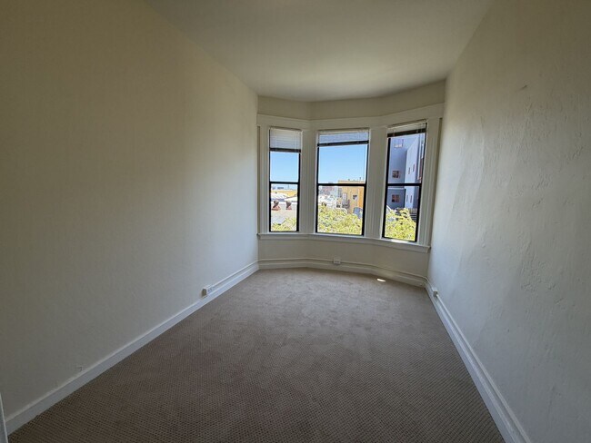 Building Photo - Bright & Spacious One Bedroom, Recently Renovated, W&D in Unit. Available Now!