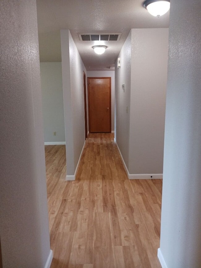 Building Photo - Introducing a meticulously maintained 3 bedroom, 2 bath gem!