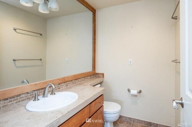 Building Photo - *** RENT SPECIAL 50% off MAY RENT*** Beautiful & Spacious Condo in the Heart of Tacoma