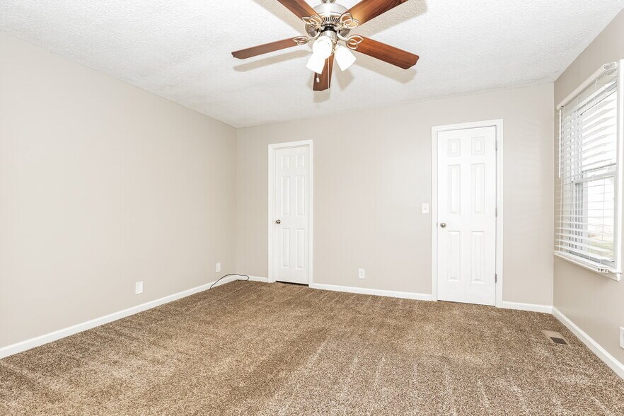 Building Photo - 2215 Leeds Ct