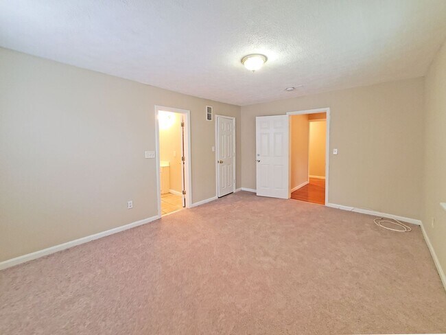 Building Photo - Beautifully Updated 4-Bedroom Home Near Mo...