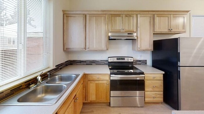 Building Photo - Now Showing- Charming 3-Bedroom Townhome in Lively Lents Neighborhood - Your New Home Awaits!