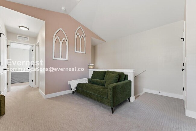 Building Photo - 4 Bed/3 Bath Townhome with Fenced Yard & Garage / Available Now!