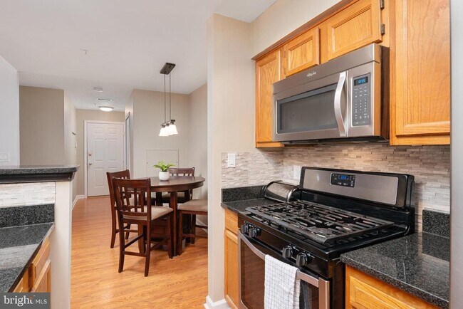 Building Photo - 8961 Town Center Cir