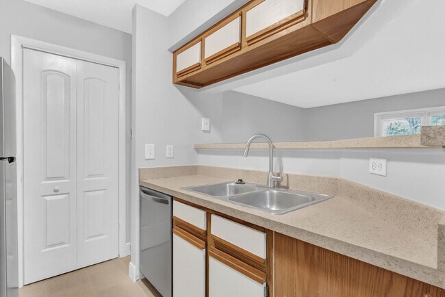 Building Photo - Newly Renovated Ground Floor Condo in Gate...