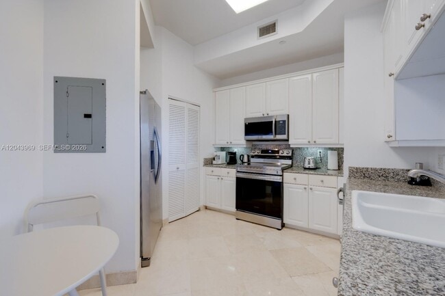 Building Photo - 888 Brickell Key Dr
