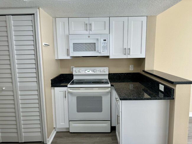 Building Photo - Fully renovated Townhome for Rent in Daven...