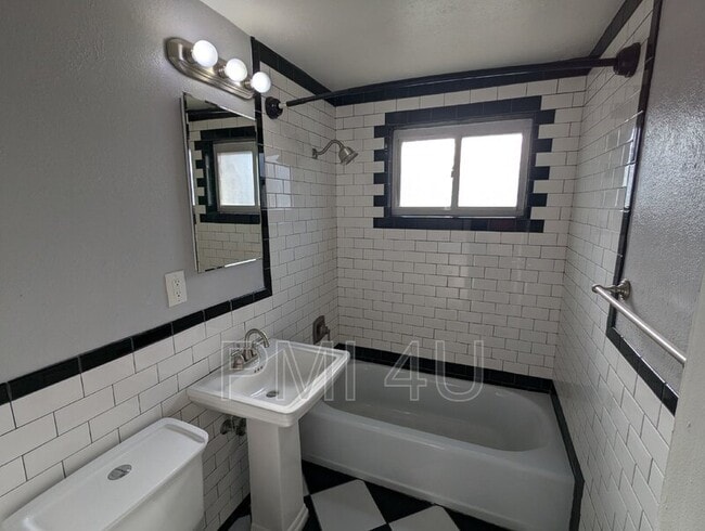 Building Photo - 2900 Parsifal St NE