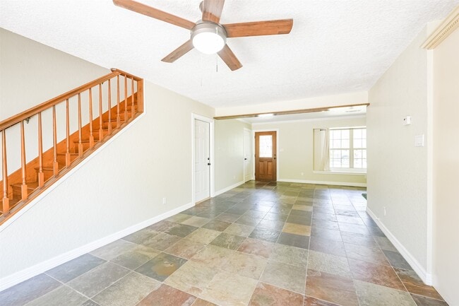 Building Photo - 201 Meadowlawn St