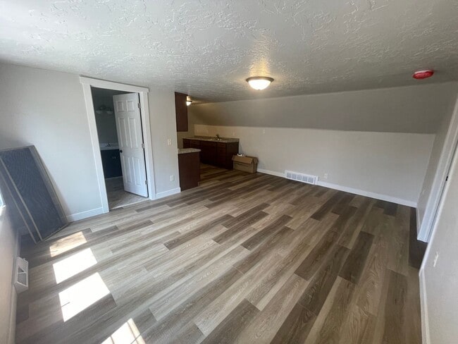 Building Photo - 420 S Van Buren St