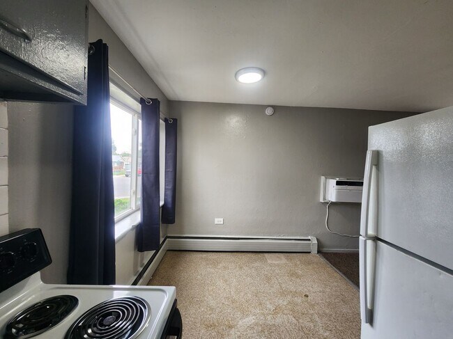 Building Photo - 1994 Elmira St