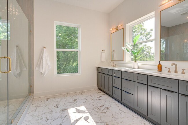 Building Photo - LIKE NEW - Beautiful 4 or 5 BR in Lockelan...