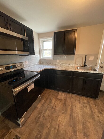 Building Photo - 118-118 S Main St