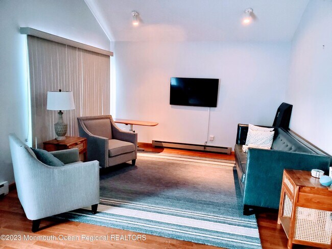 Building Photo - 60 E Pampano Dr