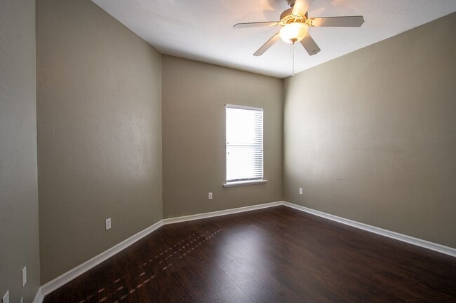 Building Photo - Luxury Living in The Villas of West End – ...