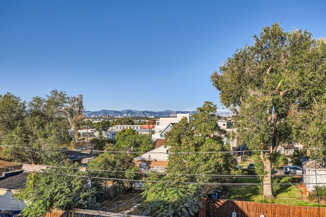 Building Photo - Stunning 3-Bedroom, 3.5-Bathroom Townhouse...