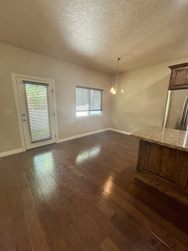Building Photo - 215 1135 S