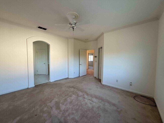 Building Photo - Spacious Cresleigh Ranch Home Near Schools...