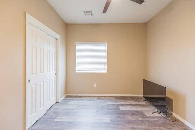 Building Photo - Conveniently located 3 Bedroom, 2 bath wit...