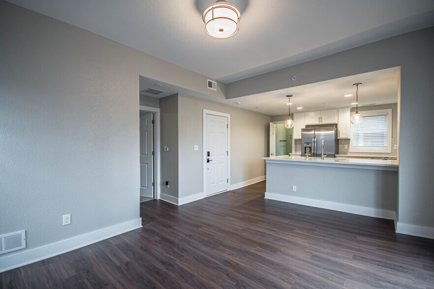 Building Photo - 1659 N Van Buren St