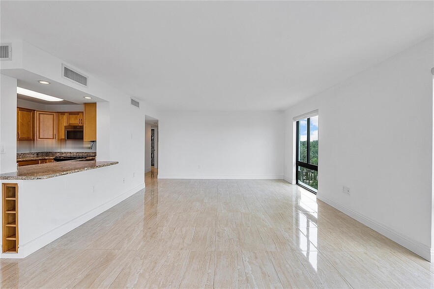 Building Photo - 1600 S Bayshore Ln