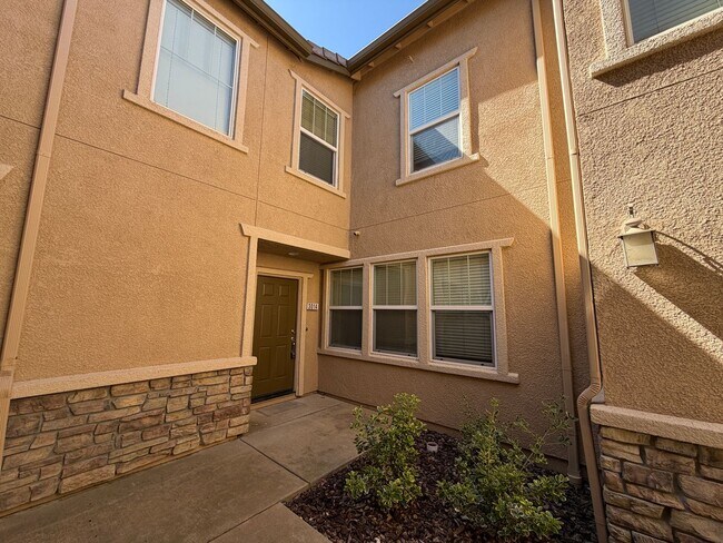 Building Photo - 3301 N Park Dr