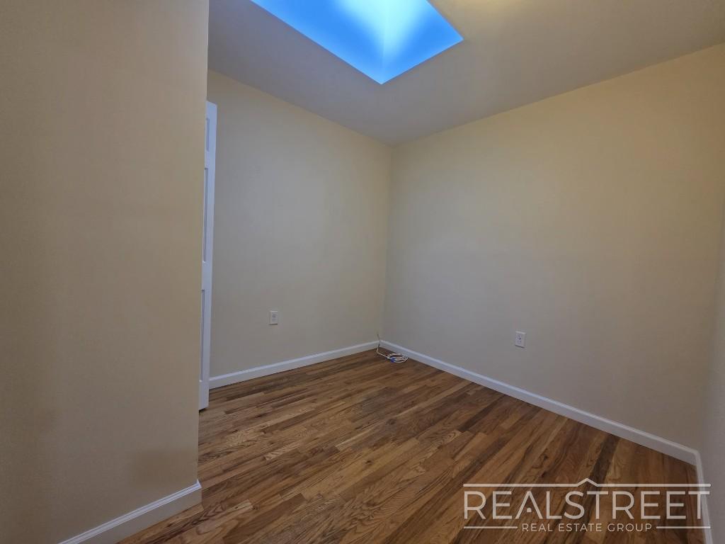 Building Photo - Spacious 2-3 Bed, 2 Bath Apartment with In...