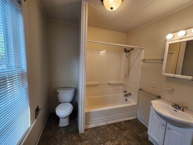 Building Photo - Cute 3 Bedroom Close to Shopping