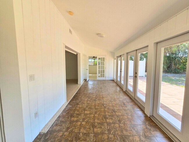 Building Photo - Charming 2BR/ 2BA/ 2 Car Garage - Near Phillippi Creek