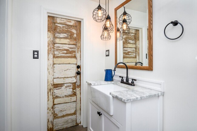 Building Photo - b10436