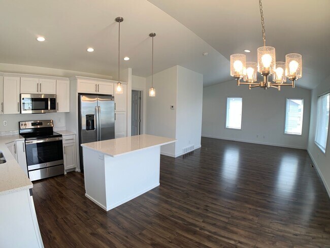 Building Photo - 3 Bed 2.5 Bath Single Family Home