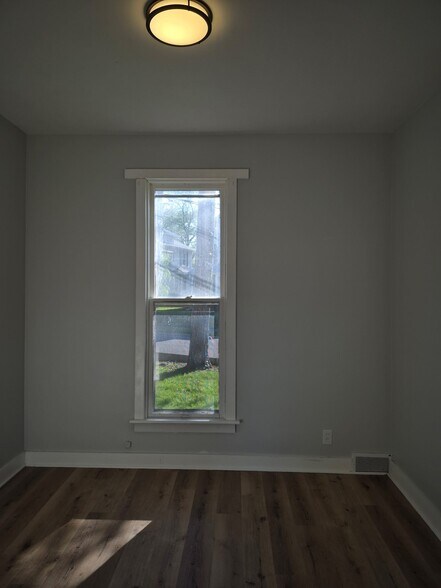 Building Photo - 403 Hopley Ave