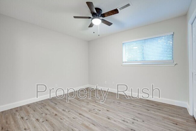 Building Photo - 2323 Green Forest Dr
