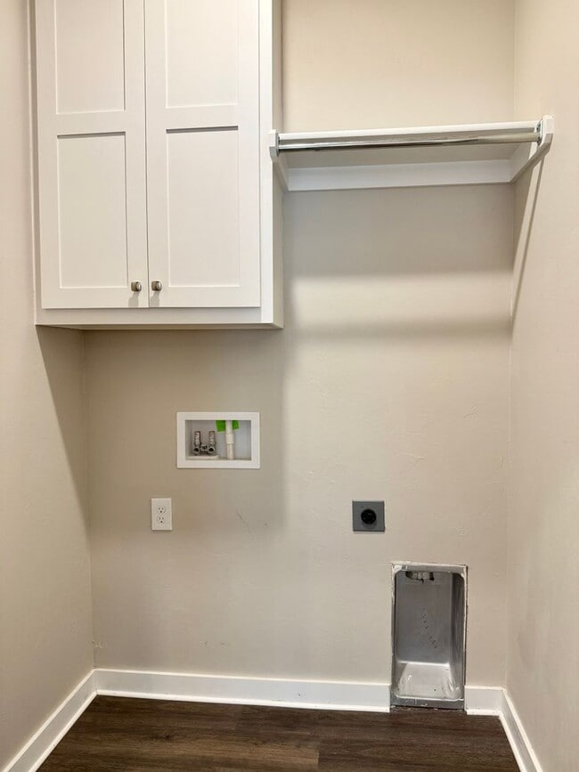 Building Photo - Large 2 Bed, 2 Bath in Beautiful Well-Main...