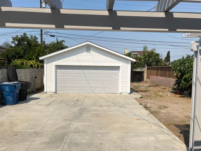 Building Photo - Completely Remodeled 2 Bed 1 Bath Charming...