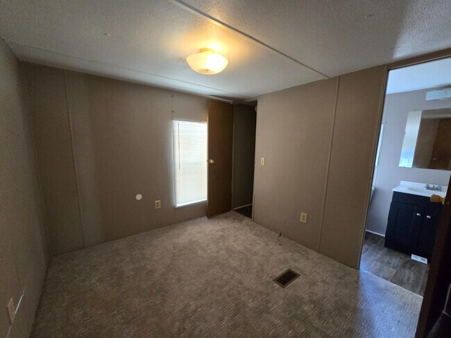 Building Photo - 826 Rembrandt Dr