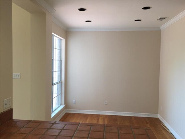 Building Photo - 4010 Long Champ Dr