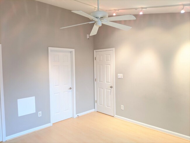Building Photo - 3rd floor condo in the beautiful Whittier ...