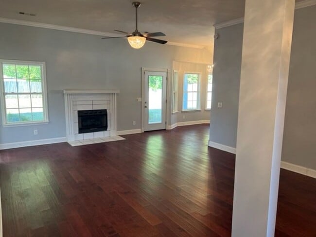 Building Photo - Cozy 3 Bed 2 Bath House! Available August ...
