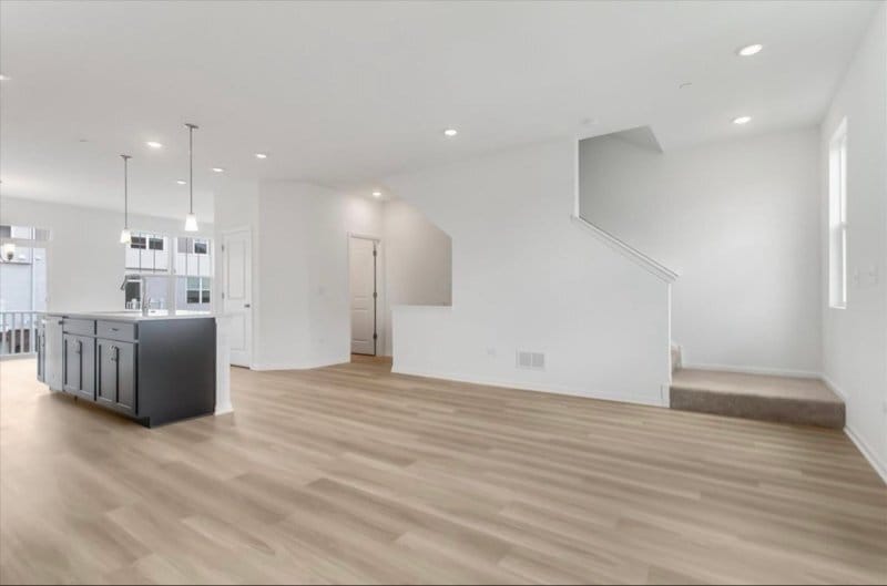 Building Photo - 1060 E Oakton St