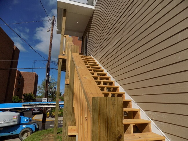 Building Photo - 204 Grant Ave