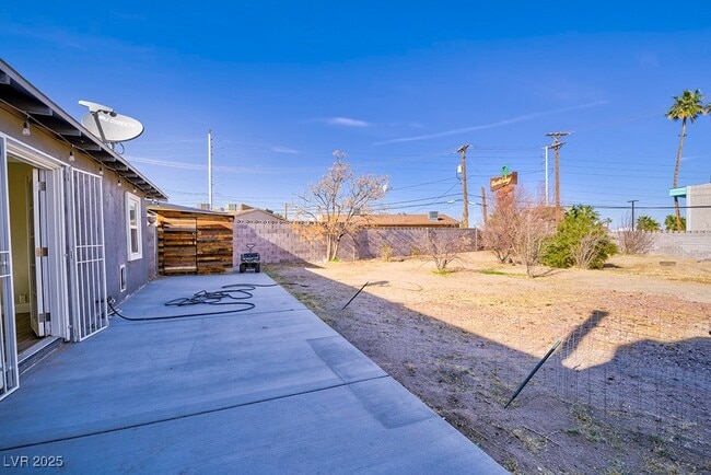 Building Photo - 1037 Yucca Ave