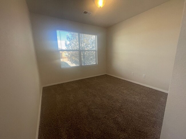 Building Photo - 4 bed 2 bath home in Huning Ranch.