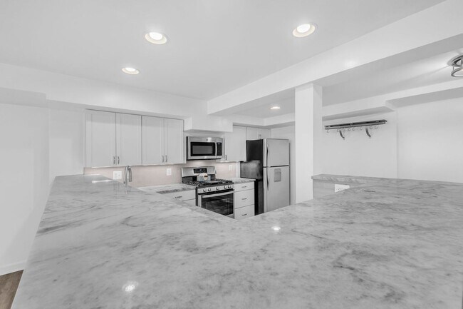 Building Photo - Large, Luxurious 2 Bedroom 2 Bath at Parkside at Alexandria