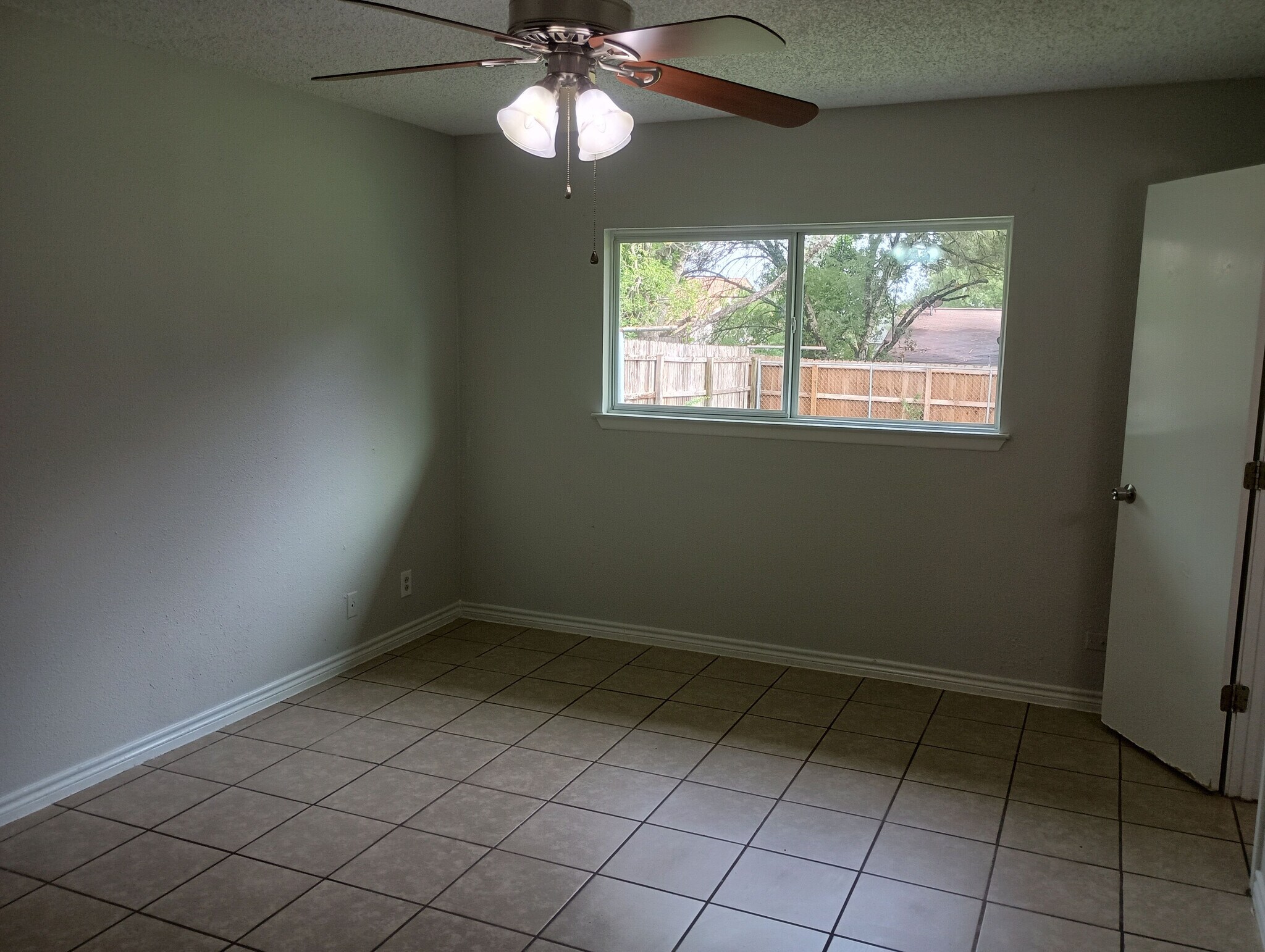 Building Photo - Room in House on Bounty Dr