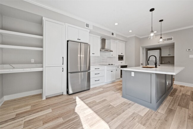 Building Photo - 2113 Lake Village Dr